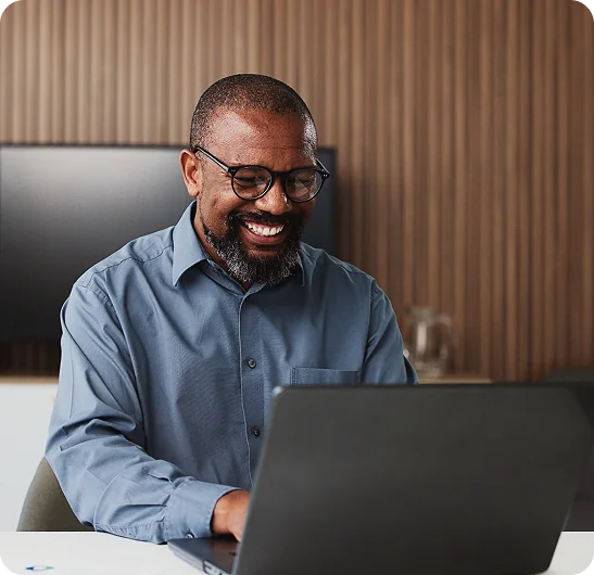 Profissional trabalhando em notebook com processos de compra registrados