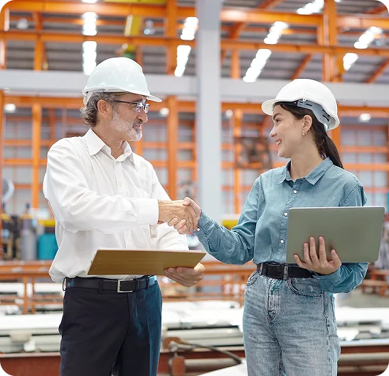 Profissionais industriais negociando e analisando documentos