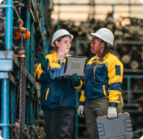 Profissionais industriais em operação com tablet