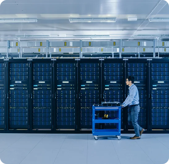 Profissional em sala de servidores monitorando a infraestrutura em nuvem