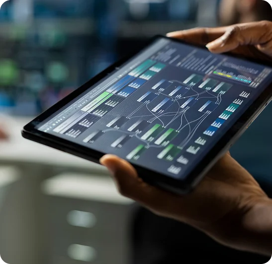 Tablet exibindo indicadores industriais e gráficos de operação
