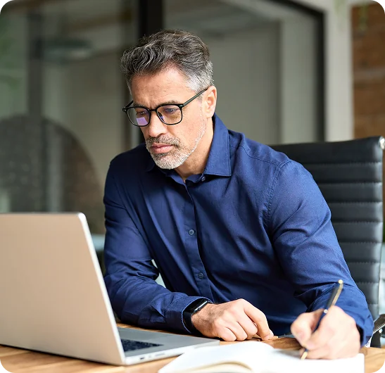 Profissional avaliando dados de compra no notebook